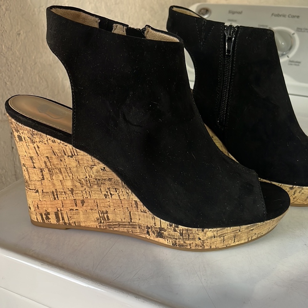 I am selling these black wedges. Open toe, open heal with zipper. No issues
